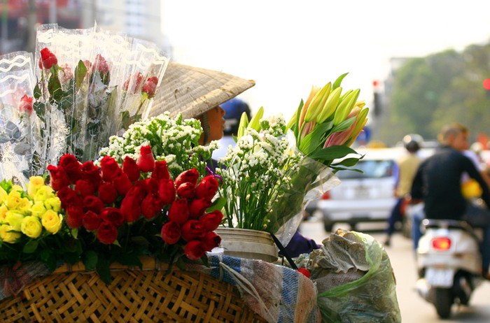 Tô điểm cho đường phố Hà Nội ngập tràn sắc hoa là những gánh hàng hoa rong